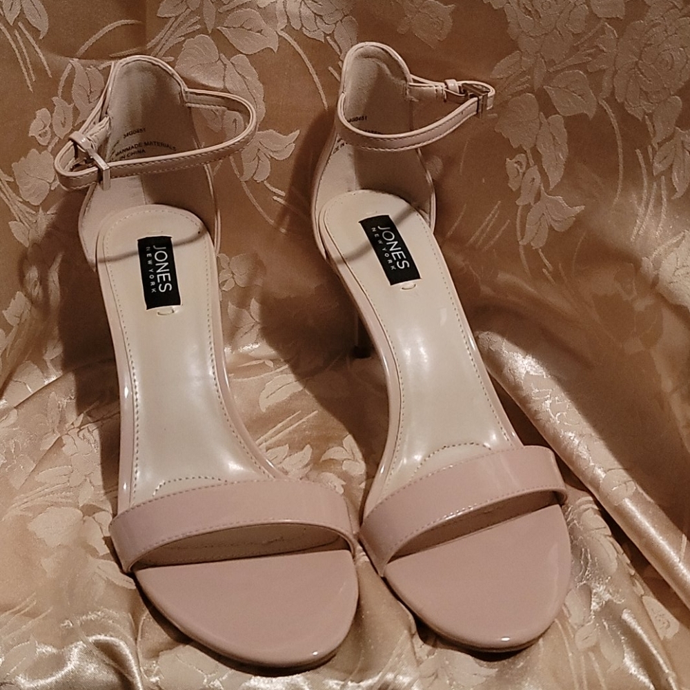 Jones New York nude pump